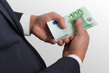 işadamı cüzdan para sayar