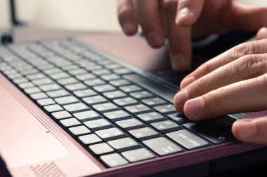 Eller bir bilgisayar klavyesinde yazarken