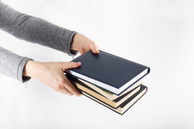 Kitap günlüğü metin veya tasarım için kopya alanı ile tutan gösteren kadın. Beyaz arka plan üzerinde yüksek açılı görünüş.