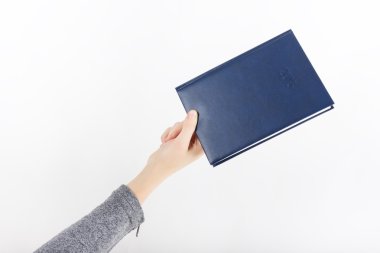 Kitap günlüğü metin veya tasarım için kopya alanı ile tutan gösteren kadın. Beyaz arka plan üzerinde yüksek açılı görünüş.