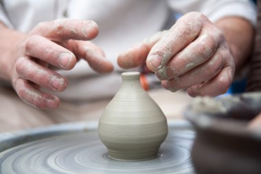 Çanak çömlek. El eşya yaptı. Eller seramik tekerlek üzerinde çalışıyor. Potter 
