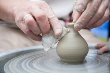 Çanak çömlek. El eşya yaptı. Eller seramik tekerlek üzerinde çalışıyor. Potter 