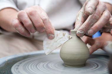 Çanak çömlek. El eşya yaptı. Eller seramik tekerlek üzerinde çalışıyor. Potter 