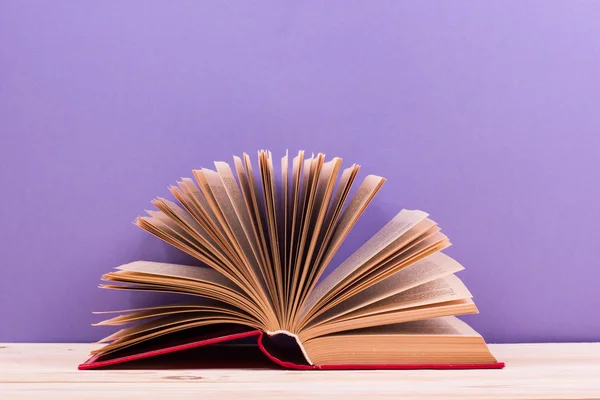 Composición con libros antiguos antiguos de tapa dura, diario, páginas ventiladas —  Fotos de Stock