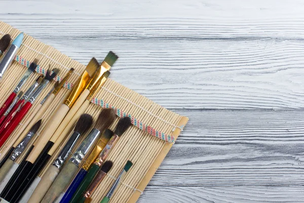 Artística, artista, arte. Pincéis de artista usados em fundo de madeira. Volta para a escola, copia espaço. Fundo de educação . — Fotografia de Stock