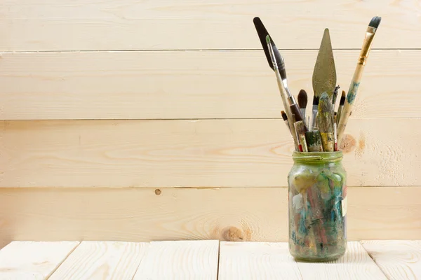 艺术，艺术家、 艺术。在木材背景上使用艺术家画笔。回到学校，复制空间。教育背景. — 图库照片