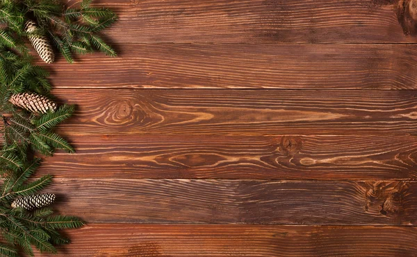Fondo rústico de Navidad - madera de tablón vintage con abeto de Navidad y espacio de texto libre . — Foto de Stock