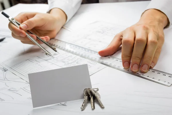 Tarjeta blanca de visita de negocios en blanco pase de identidad corporativa con plantilla para ID. Concepto de Bienes Raíces. Lugar de trabajo arquitectónico - proyecto, planos, calculadora, brújula divisoria en planos de construcción — Foto de Stock