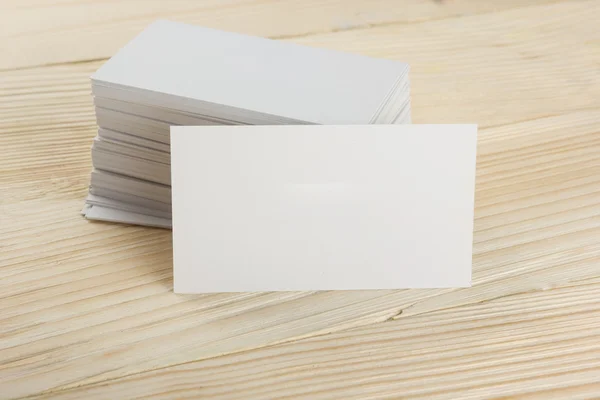 Λευκό κενό επαγγελματική επίσκεψη κάρτα δώρο, εισιτήριο, πέρασμα, παρόντες στενή επάνω σε ξύλινα φόντο. Αντίγραφο χώρο κενό εταιρική ταυτότητα πακέτο επαγγελματικής κάρτας πρότυπο για τις ταυτότητας — Φωτογραφία Αρχείου