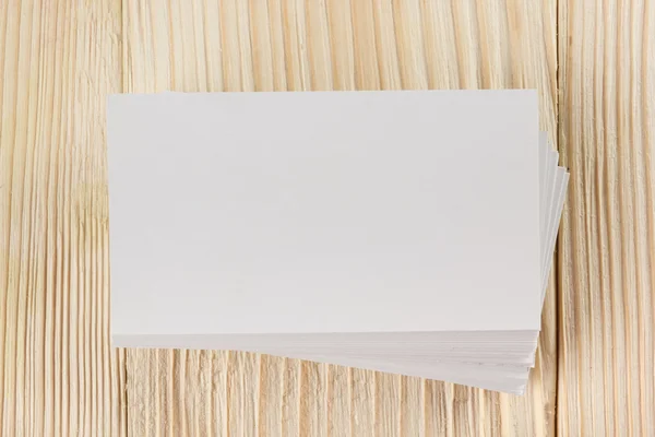 白い空白ビジネス訪問、カード、ギフト、チケット、パス、現在の閉じるを木製の背景に。コピー スペース空白のコーポレートアイデンティティ パッケージ ビジネス カード Id のテンプレート — ストック写真