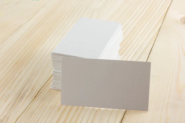 Λευκό κενό επαγγελματική επίσκεψη κάρτα δώρο, εισιτήριο, πέρασμα, παρόντες στενή επάνω σε ξύλινα φόντο. Αντίγραφο χώρο κενό εταιρική ταυτότητα πακέτο επαγγελματικής κάρτας πρότυπο για τις ταυτότητας — Φωτογραφία Αρχείου