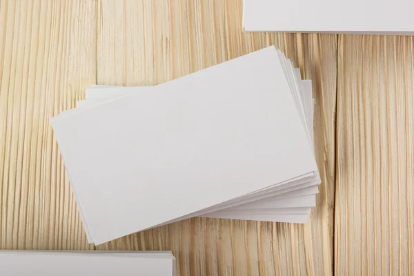 Tarjeta blanca de visita de negocios en blanco, regalo, boleto, pase, presente de cerca sobre fondo de madera. Copiar espacio Tarjeta de visita del paquete de identidad corporativa en blanco Plantilla para ID — Foto de Stock