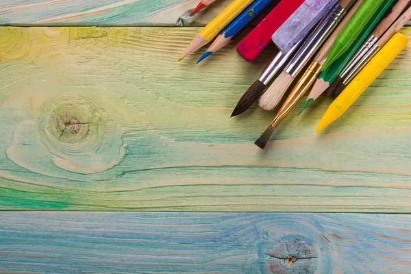 Visão superior do livro de notas em branco, calendário com lápis coloridos. Volta para a escola, copia espaço. Educação fundo de madeira. Artística, artista, arte — Fotografia de Stock