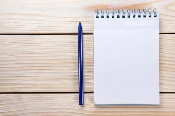 De volta à escola. Almofada de notas em branco, caderno com caneta e óculos sobre fundo de madeira. Espaço Copiar. Fundo de educação — Fotografia de Stock