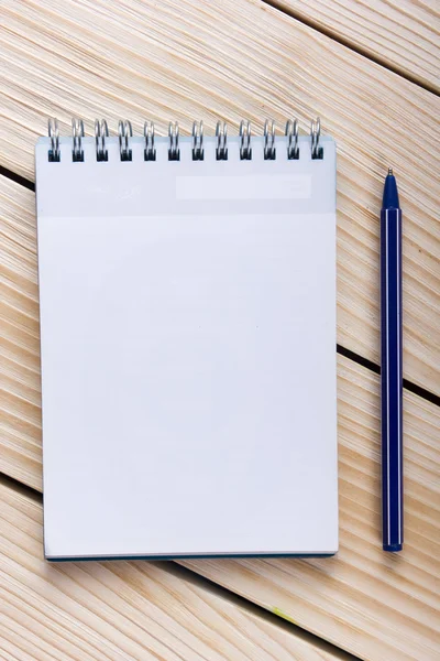 De volta à escola. Almofada de notas em branco, caderno com caneta e óculos sobre fundo de madeira. Espaço Copiar. Fundo de educação — Fotografia de Stock
