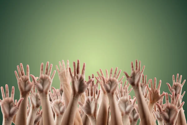 Muchas personas levantan las manos aisladas sobre fondo blanco. Varias manos levantadas en el aire. Recorte de camino. Copiar espacio . — Foto de Stock