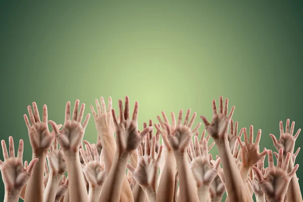 Veel mensen handen omhoog geïsoleerd op groene achtergrond. Verschillende handen opgeheven in de lucht. Uitknippad. Kopiëren van ruimte — Stockfoto