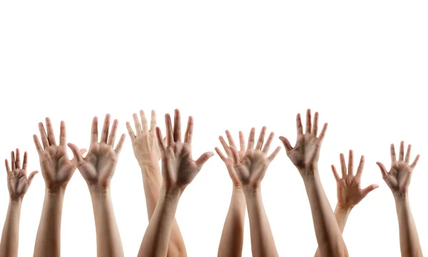 Las manos de la gente hacia arriba aisladas sobre fondo blanco. Muchas personas levantan las manos aisladas sobre fondo blanco. Varias manos levantadas en el aire. Recorte de camino. Copiar espacio.arious han — Foto de Stock