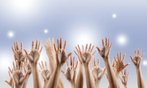 Руки многих людей на белом фиолетовом фоне. Руки многих людей изолированы на белом фоне. Различные руки подняты в воздух. Обрезной путь — стоковое фото