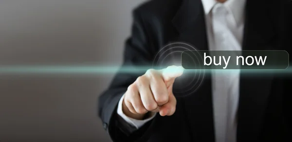 Купи сейчас. Рука бизнесмена нажимает на иконку с текстом "купить сейчас" на виртуальных экранах. Бизнес, технологии, Интернет и сетевая концепция. Копирование пространства . — стоковое фото
