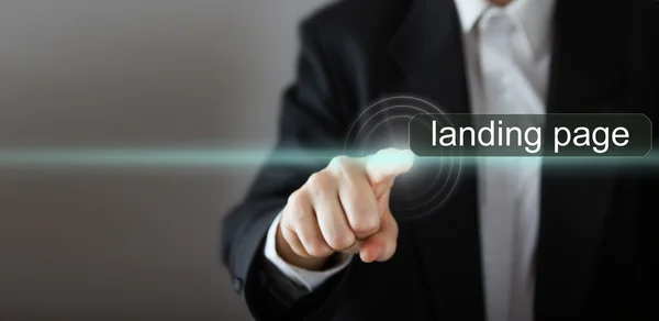 Zielseite. Die Hand des Geschäftsmannes drückt auf das Symbol mit dem Text "Landing Page" auf virtuellen Bildschirmen. Business, Technologie, Internet und Netzwerkkonzept. Kopierraum — Stockfoto
