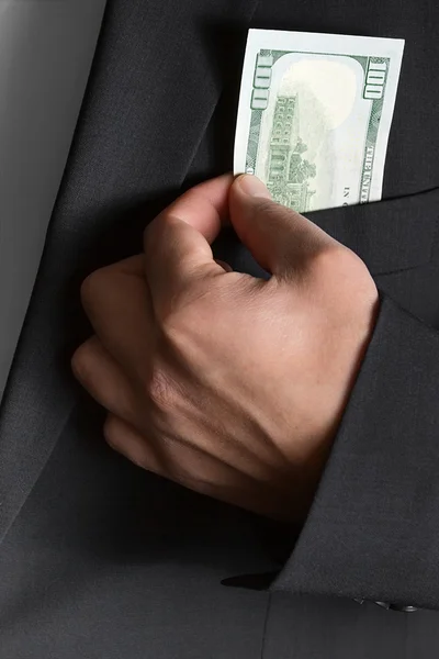 Бизнесмен считает деньги в бумажнике — стоковое фото