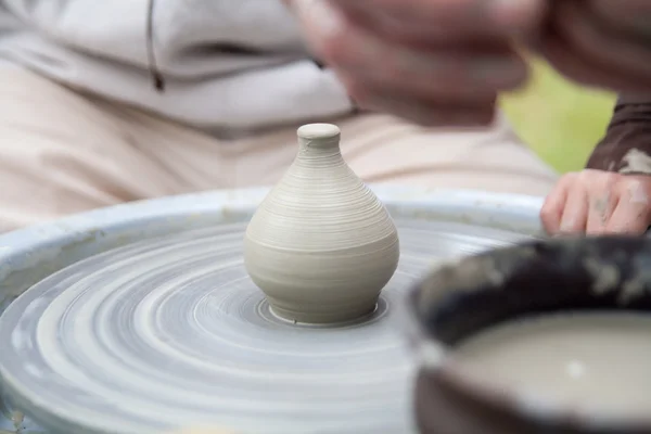 Cerámica. Artículos hechos a mano. Manos trabajando en la rueda de cerámica. Potter. —  Fotos de Stock
