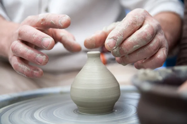 Cerâmica. Artigo feito à mão. Mãos a trabalhar na roda de cerâmica. Potter... — Fotografia de Stock