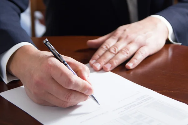 Hands signing business documents — Stock Photo, Image