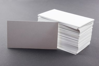 Beyaz boş iş kartı, hediye, Bilet ziyaret, gri çelik arka plan üzerinde geçmek