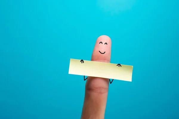 Dedo divertido sosteniendo bunner en blanco mostrando en él y sonriendo —  Fotos de Stock