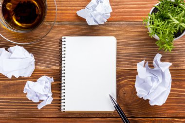 Office worplace beyaz boş kağıt not etmek kitap. Kopya alanı