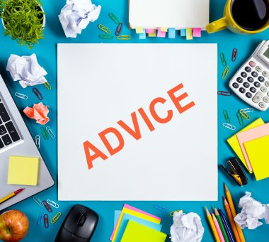 Tavsiye motivasyon. Ofis tablo büro malzemeleri, beyaz boş not defteri, Kupası, kalem, pc, buruşuk kağıt, ahşap arka plan üzerinde çiçek. Üstten Görünüm