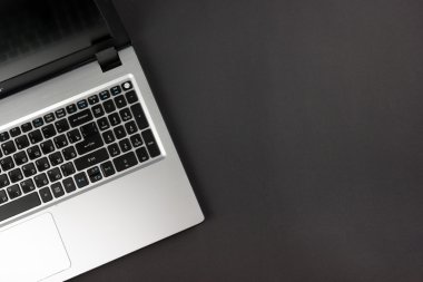 Ofis tablo büro malzemeleri, beyaz boş not defteri, Kupası, kalem, pc, buruşuk kağıt, ahşap arka plan üzerinde çiçek. Üstten Görünüm