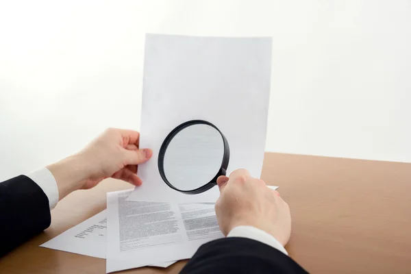 Las manos firmando documentos comerciales. Firma de papeles. Abogado, realto — Foto de Stock