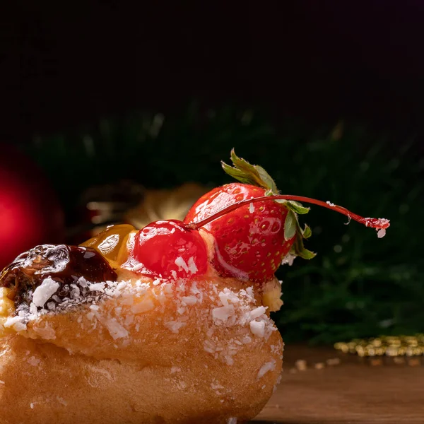 Noel ve yeni yıl süslemeleri, çilek ve kirazla kaplı tatlılar. Fotokopi alanı için ideal. Seçici odak.