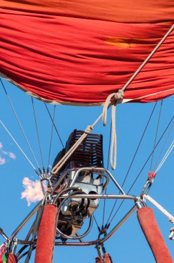 gaz yakan bir sıcak hava balonu doldurma
