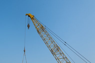 Sarı vinç alll─▒n mavi gökyüzü