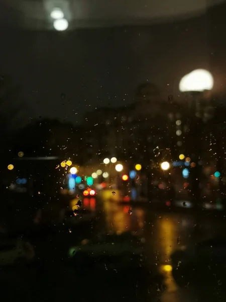 Вид Ночной Город Сквозь Капли Стекле — стоковое фото