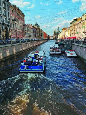 Tekne şehirdeki kanalda yüzüyor.