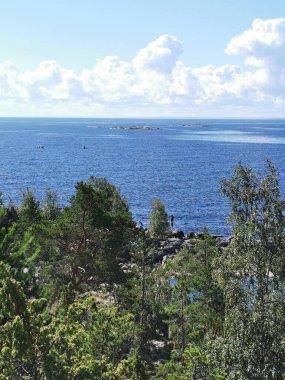 Yazın gölde kayalık yamaç