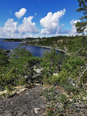 Yazın gölde kayalık yamaç