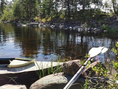 Yazın gölde kano yaparken