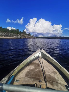Yazın gölde kano yaparken