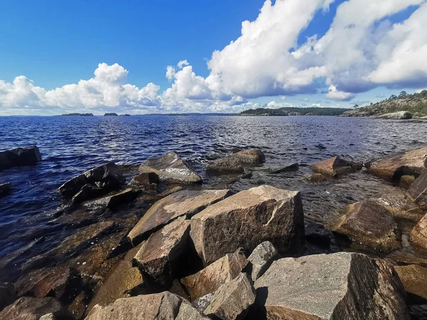 Beautiful View Rocky Slope Water — Stock Photo, Image