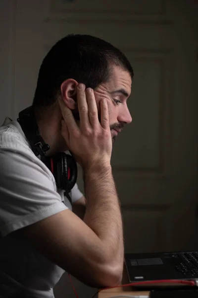 Beyaz genç adam tele-iş yaparken çok sıkıcı oluyor.