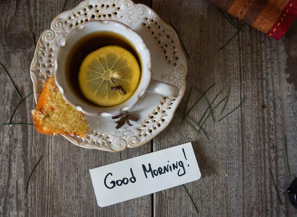 Cake with tea — Stock Photo, Image