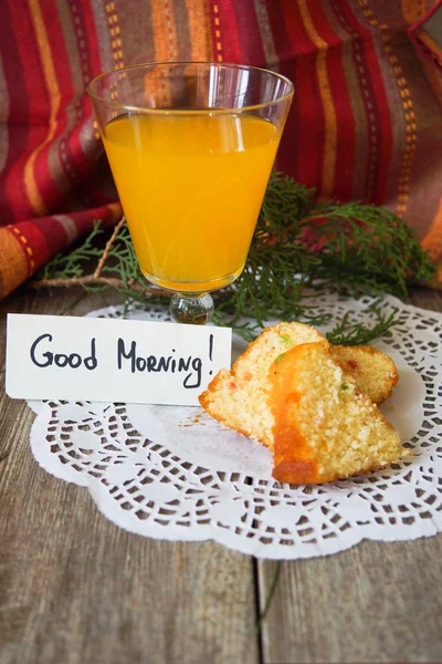 Kuchen mit Saft — Stockfoto