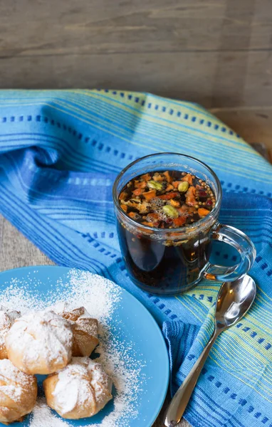 Çay ile profiterol — Stok fotoğraf