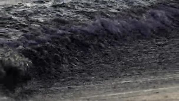 Une catastrophe écologique fait flotter des eaux sombres qui jettent des ordures. éclaboussures de gouttelettes — Video